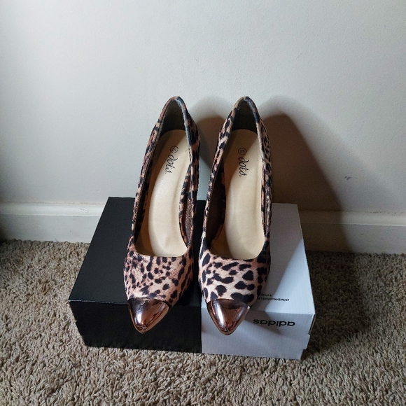 Shoes - Picture 2 of 3